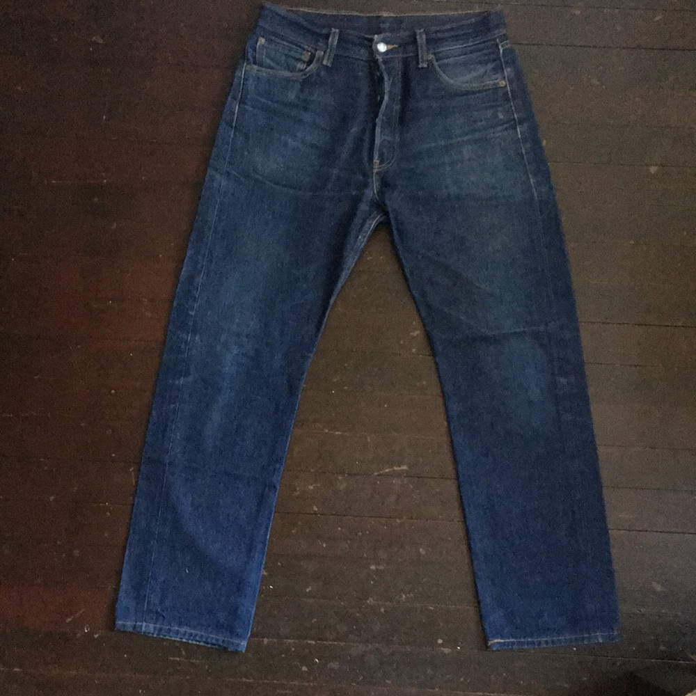 Levi’s 501 button fly straight fit men’s jeans 31 x 32 label.